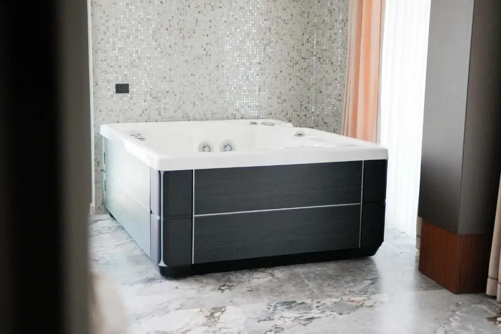 Suite with Hot Tub - 3