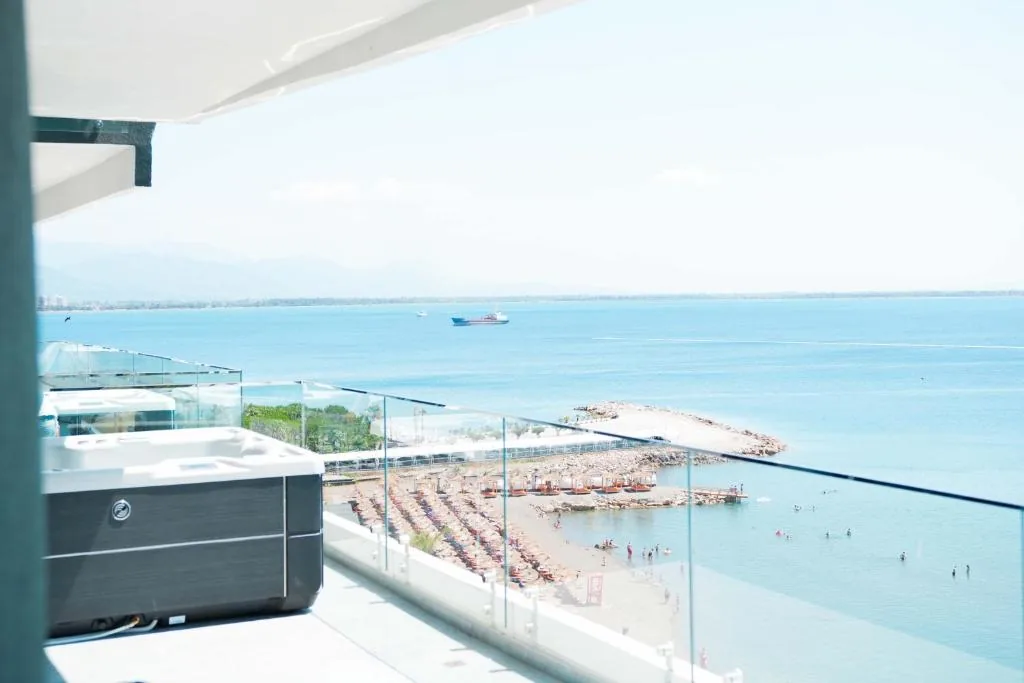 Suite with Hot Tub - 6