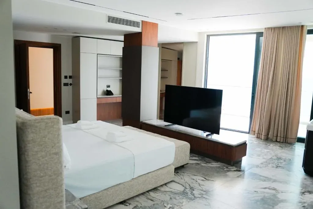 Suite with Hot Tub - 7