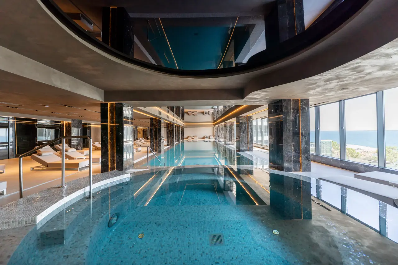 Family-size Jacuzzi